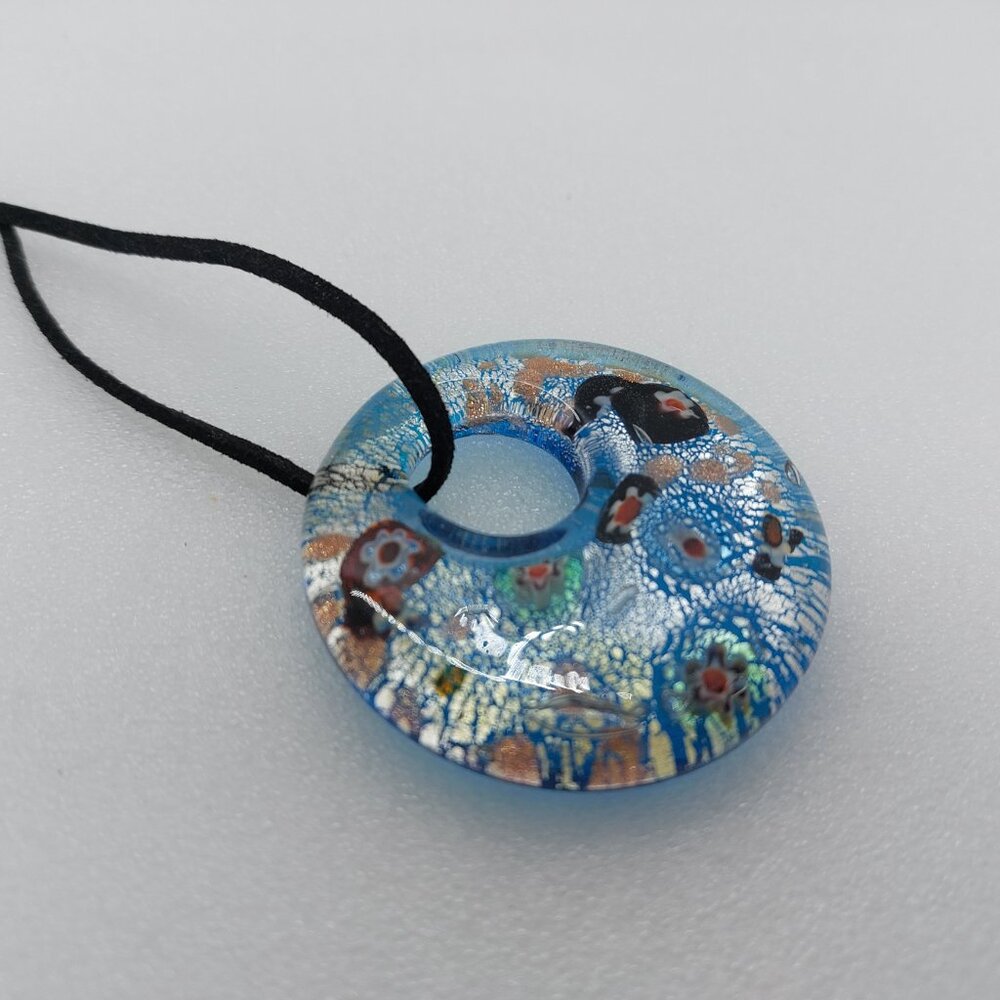Necklace Pendant Round Floral Design With Metallic Silver Leaf Flecks Black Cord - Picture 3 of 8